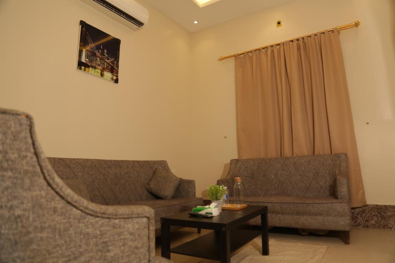 Spacious Apartments At Basla St 3 Mins From King Fahd Stadium Riad Exterior foto
